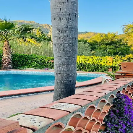 With Pool And Great Views In Σπίτι διακοπών Francavilla di Sicilia